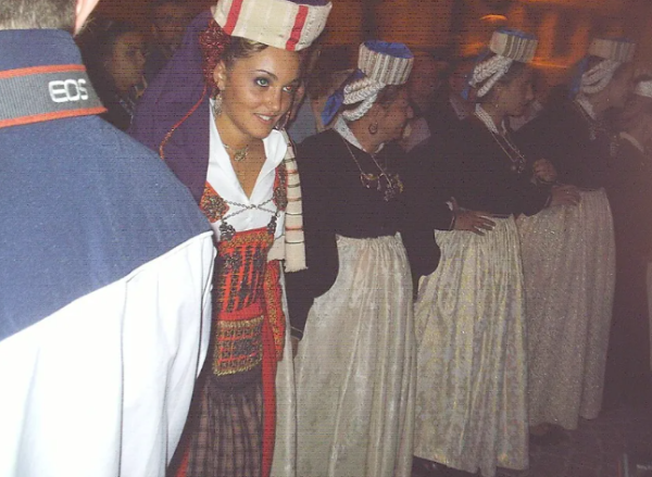 宝龙配资 一生只穿传统服饰，意大利九旬老奶奶成“网红” | 新民侨梁